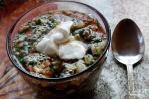 Окрошка на светлом пиве с мясом, овощами и зеленью