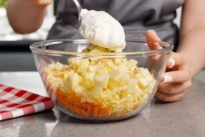 Салат «Свежесть» с морковью, яблоком и сыром