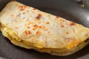 Конвертик из лаваша с яйцом, сыром и помидором на сковороде