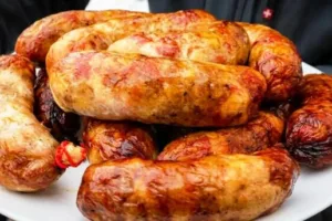 Беру мясо, сало и картошку: домашняя колбаса в натуральной оболочке — запекаю 1,5 часа. Сочнее и вкуснее не пробовал!