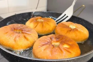 Домашние беляши с мясом на сковороде: сочная начинка и румяная корочка