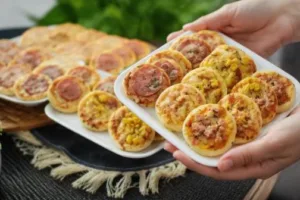 Домашние мини-пиццы в духовке с сыром, ветчиной и кукурузой