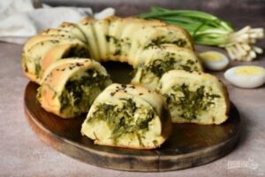 Заливной пирог с черемшой и варёными яйцами