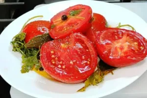 Быстрые маринованные помидоры дольками с чесноком и маслом