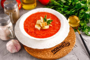 Андалузский холодный томатный суп с чесноком и сухариками