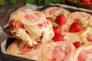 Клубничные улитки с маскарпоне: дрожжевая выпечка, от которой невозможно оторваться