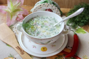 Окрошка на молочной сыворотке с колбасой, картофелем и зеленью
