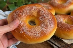 Домашние медовые бублики с изюмом