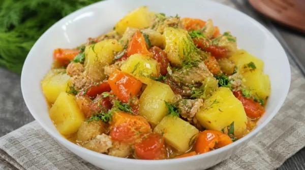 Все сложил в кастрюлю и забыл. Лучший ужин без возни: курица с овощами — тушится час, мясо нежное, просто вкуснятина!