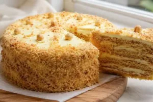 Домашний торт «Белочка» с орехами и кремом на сгущёнке