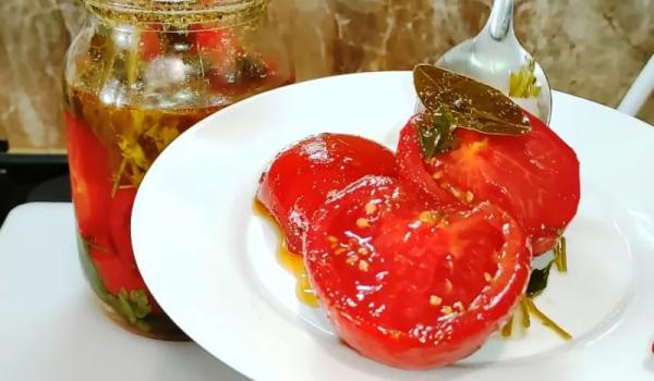 Когда помидоров много: режу дольками, заливаю маринадом с маслом — закуска, от которой невозможно оторваться!