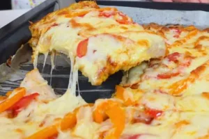 Кабачковая пицца на противне с ветчиной, помидорами и сыром