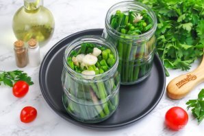 Маринованный молодой чеснок