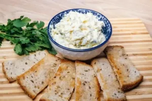 Быстрая сырная намазка с яйцом и чесноком для тостов