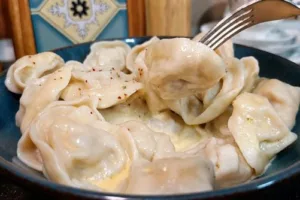 Домашние пельмени с сочной мясной начинкой и сливочным маслом