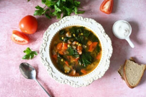 Зеленый борщ со щавелем, крапивой и сосисками