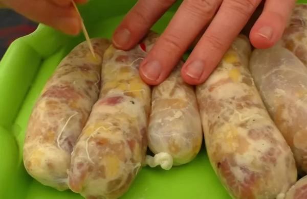 Беру мясо, сало и картошку: домашняя колбаса в натуральной оболочке — запекаю 1,5 часа. Сочнее и вкуснее не пробовал! Беру мясо, сало и картошку: домашняя колбаса в натуральной оболочке — запекаю 1,5 часа. Сочнее и вкуснее не пробовал!