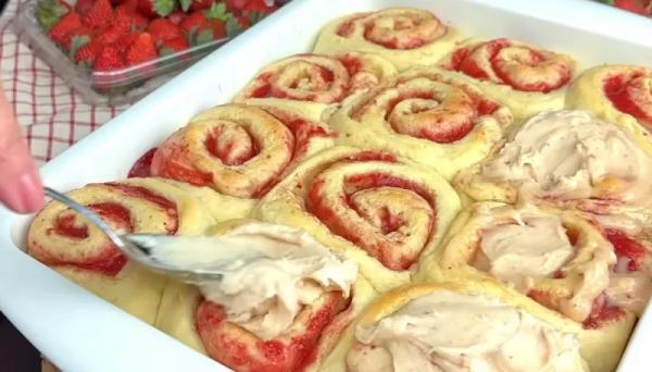 Нежные клубничные булочки на скорую руку: легкий и очень вкусный способ встретить гостей