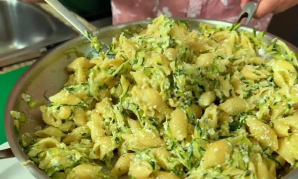 Беру 2 молодых кабачка и пачку макарон — бесподобно вкусное домашнее блюдо к семейному ужину