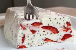 Творожный десерт с клубникой без выпечки