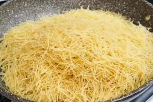 Вермишель с мясом, луком и чесноком на сковороде