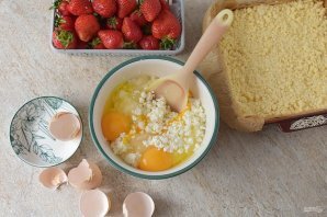 Пирог с клубникой и творогом