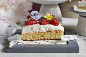 Клубничные пирожные с лаймом и кокосовым кремом