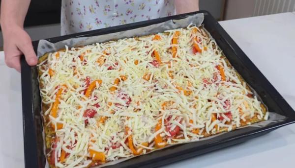 Большая кабачковая пицца на ужин для всей семьи. Как настоящая: вкусно хрустит и не разваливается!