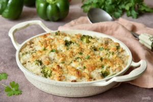 Рисовая запеканка с брокколи, курицей и сырной корочкой