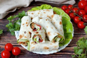 Лаваш с красной рыбой, огурцом и творожным сыром для пикника