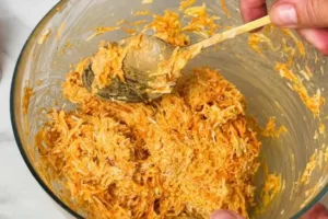 Быстрая намазка на хлеб с яйцом, сыром, яблоком и морковью