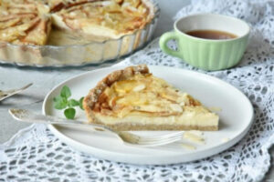 Песочный тарт с грушей, заварным кремом и голубым сыром