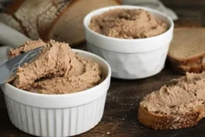 Домашний паштет из куриной печени с яблоком и сливками