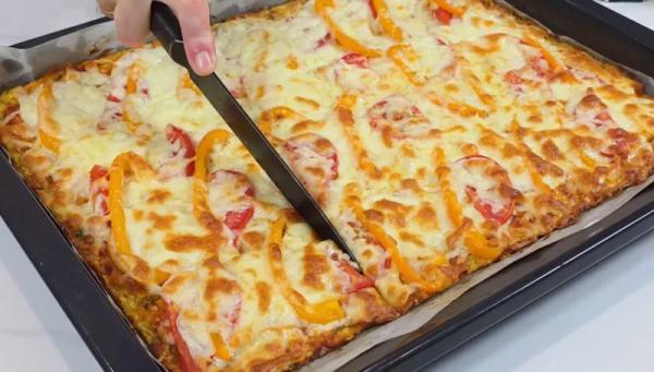Большая кабачковая пицца на ужин для всей семьи. Как настоящая: вкусно хрустит и не разваливается!