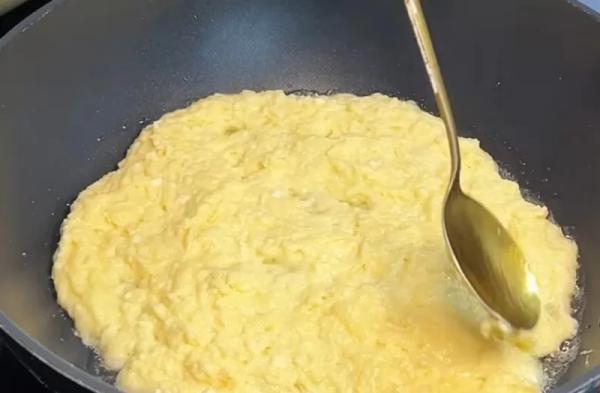 Сыр прямо в тесто, а не начинкой: лепёшки получаются пышные, как облако — близкие съедают по 3 штуки сразу
