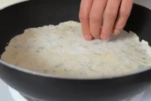 Картофельные лепешки с зеленью на сковороде