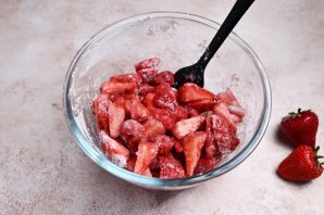 Простой пирог с клубникой
