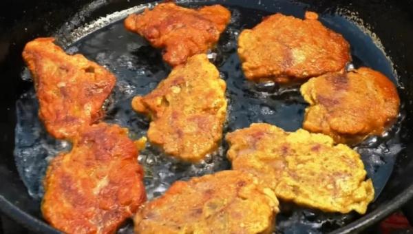 Мясо больше не покупаю, готовлю печень в кляре: мариную 20 минут, жарю 2 минуты. Получается вкуснее любого шашлыка