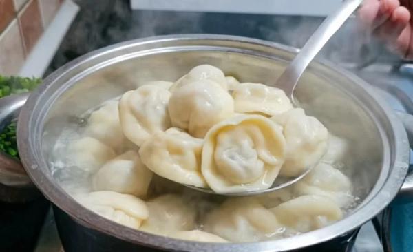 Сливочное масло прямо в фарш — вот почему пельмени в 2 раза вкуснее. Получаются сочные, просто наслаждение!