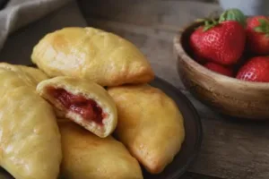 Вареники с клубникой на пару на кефирном тесте