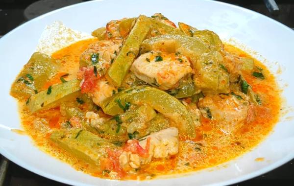 Сезон кабачков открыт: сливочная курица с кабачками на ужин. Нежный соус — просто объедение!