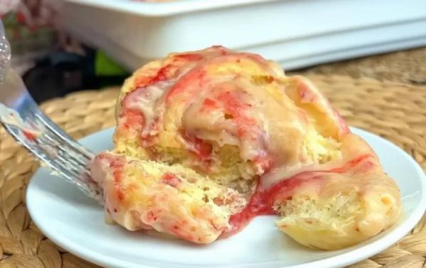 Нежные клубничные булочки на скорую руку: легкий и очень вкусный способ встретить гостей