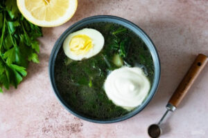 Щи из крапивы с яйцом и сметаной