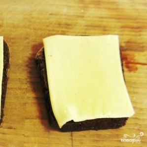 Закуска из черного хлеба с сельдью Закуска из черного хлеба с сельдью