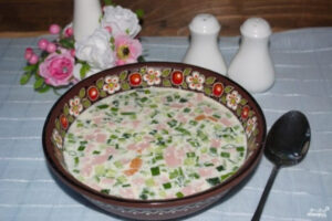 Классическая окрошка на сыворотке с колбасой