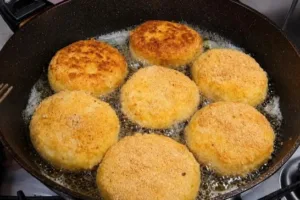 Рисовые зразы с фаршем и сыром на сковороде