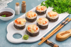 Запечённые роллы с красной рыбой, огурцом и сырной шапочкой