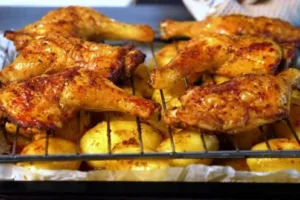 Двухэтажная запеканка: курица на решётке, картофель в соку — всё пропекается разом