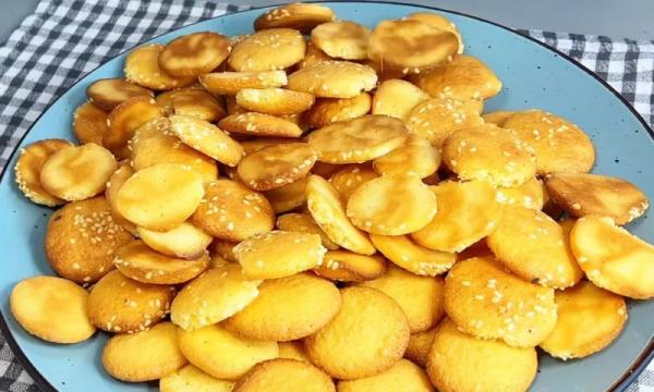 Домашнее печенье с вареной сгущенкой: простой рецепт воздушного бисквитного десерта к чаю за 8 минут