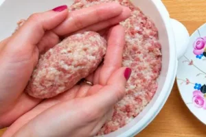 Котлеты с двойным секретом: сливочно-сырный сюрприз внутри и фарш, который никогда не треснет